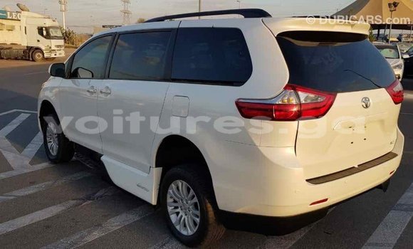 Sayi Imported Toyota Sienna White Mota in Import - Dubai a estuary Sayi Imported Toyota Sienna White Mota in Import - Dubai a estuary