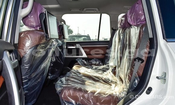 Acheter Import Voiture Toyota Land Cruiser Blanc à Import - Dubai, Estuaire Acheter Import Voiture Toyota Land Cruiser Blanc à Import - Dubai, Estuaire