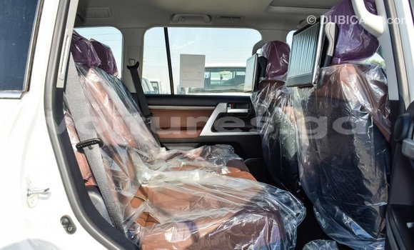 Acheter Import Voiture Toyota Land Cruiser Blanc à Import - Dubai, Estuaire Acheter Import Voiture Toyota Land Cruiser Blanc à Import - Dubai, Estuaire