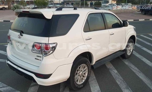 Acheter Import Voiture Toyota Fortuner Blanc à Import - Dubai, Estuaire Acheter Import Voiture Toyota Fortuner Blanc à Import - Dubai, Estuaire