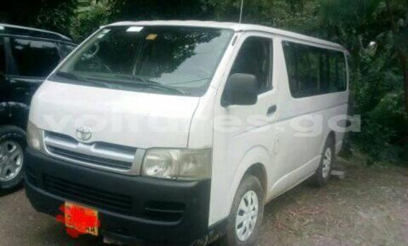 Sayi Na hannu Toyota Hiace White Mota in Libreville a estuary Sayi Na hannu Toyota Hiace White Mota in Libreville a estuary