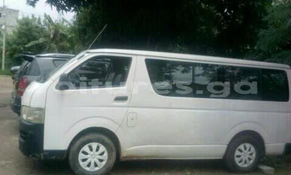 Sayi Na hannu Toyota Hiace White Mota in Libreville a estuary Sayi Na hannu Toyota Hiace White Mota in Libreville a estuary