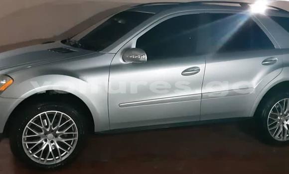 Sayi Na hannu Mercedes-Benz ML–Class Azurfa Mota in Libreville a estuary Sayi Na hannu Mercedes-Benz ML–Class Azurfa Mota in Libreville a estuary