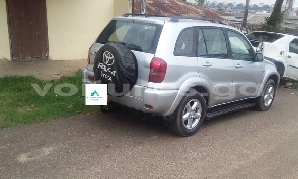 Sayi Na hannu Toyota RAV4 Azurfa Mota in Libreville a estuary Sayi Na hannu Toyota RAV4 Azurfa Mota in Libreville a estuary