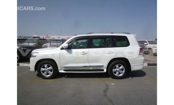 Sayi Imported Toyota Land Cruiser White Mota in Import - Dubai a estuary Sayi Imported Toyota Land Cruiser White Mota in Import - Dubai a estuary
