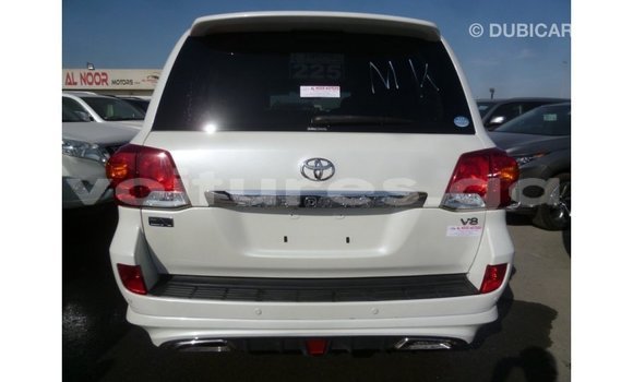 Acheter Import Voiture Toyota Land Cruiser Blanc à Import - Dubai, Estuaire Acheter Import Voiture Toyota Land Cruiser Blanc à Import - Dubai, Estuaire