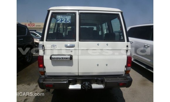 Acheter Import Voiture Toyota Land Cruiser Blanc à Import - Dubai, Estuaire Acheter Import Voiture Toyota Land Cruiser Blanc à Import - Dubai, Estuaire