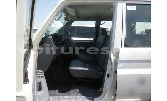 Acheter Import Voiture Toyota Land Cruiser Blanc à Import - Dubai, Estuaire Acheter Import Voiture Toyota Land Cruiser Blanc à Import - Dubai, Estuaire