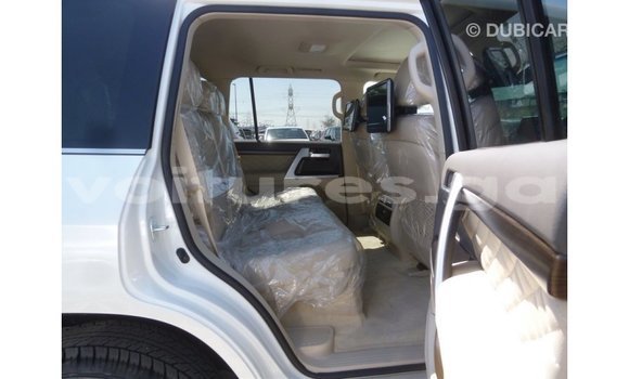 Acheter Import Voiture Toyota Land Cruiser Blanc à Import - Dubai, Estuaire Acheter Import Voiture Toyota Land Cruiser Blanc à Import - Dubai, Estuaire