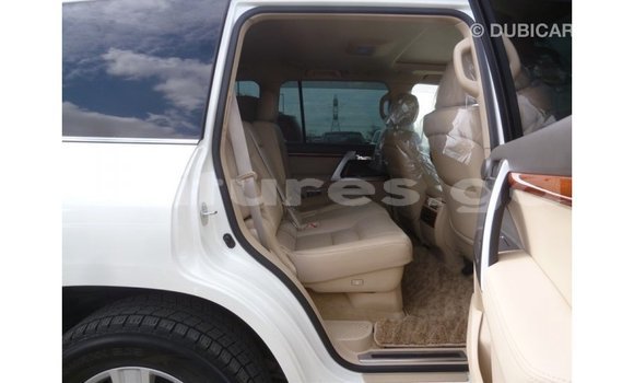 Acheter Import Voiture Toyota Land Cruiser Blanc à Import - Dubai, Estuaire Acheter Import Voiture Toyota Land Cruiser Blanc à Import - Dubai, Estuaire