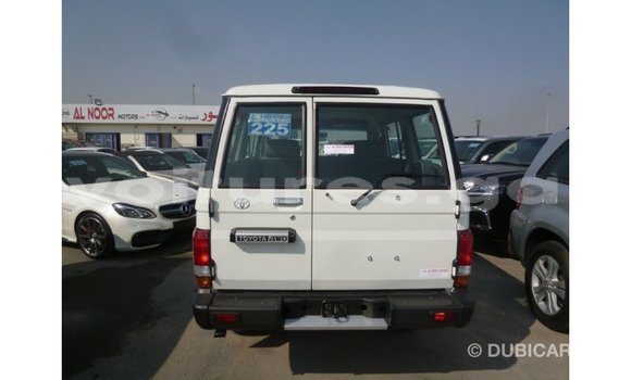 Acheter Import Voiture Toyota Land Cruiser Blanc à Import - Dubai, Estuaire Acheter Import Voiture Toyota Land Cruiser Blanc à Import - Dubai, Estuaire