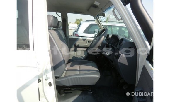 Acheter Import Voiture Toyota Land Cruiser Blanc à Import - Dubai, Estuaire Acheter Import Voiture Toyota Land Cruiser Blanc à Import - Dubai, Estuaire
