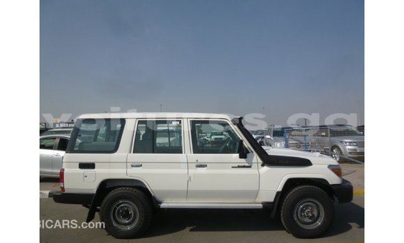 Acheter Import Voiture Toyota Land Cruiser Blanc à Import - Dubai, Estuaire Acheter Import Voiture Toyota Land Cruiser Blanc à Import - Dubai, Estuaire