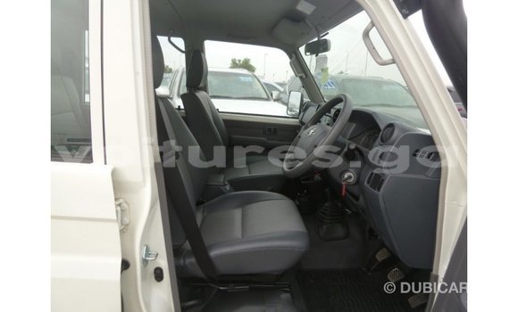 Acheter Import Voiture Toyota Land Cruiser Blanc à Import - Dubai, Estuaire Acheter Import Voiture Toyota Land Cruiser Blanc à Import - Dubai, Estuaire