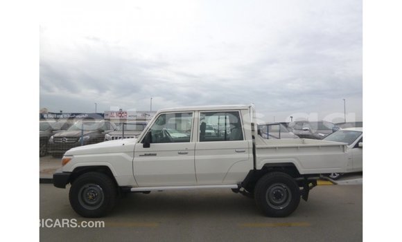 Acheter Import Voiture Toyota Land Cruiser Blanc à Import - Dubai, Estuaire Acheter Import Voiture Toyota Land Cruiser Blanc à Import - Dubai, Estuaire