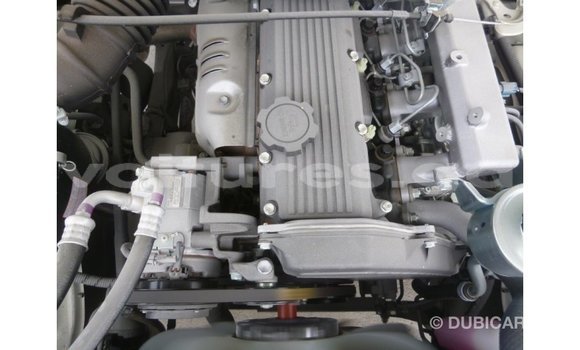 Acheter Import Voiture Toyota Land Cruiser Blanc à Import - Dubai, Estuaire Acheter Import Voiture Toyota Land Cruiser Blanc à Import - Dubai, Estuaire