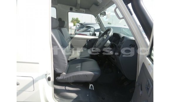 Buy Import Toyota Land Cruiser White Car in Import - Dubai in Estuary Buy Import Toyota Land Cruiser White Car in Import - Dubai in Estuary