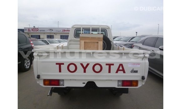 Acheter Import Voiture Toyota Land Cruiser Blanc à Import - Dubai, Estuaire Acheter Import Voiture Toyota Land Cruiser Blanc à Import - Dubai, Estuaire