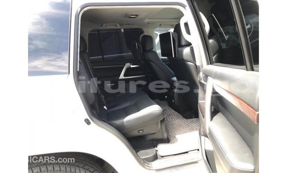 Buy Import Toyota Land Cruiser White Car in Import - Dubai in Estuary Buy Import Toyota Land Cruiser White Car in Import - Dubai in Estuary