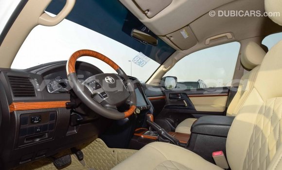 Acheter Import Voiture Toyota Land Cruiser Blanc à Import - Dubai, Estuaire Acheter Import Voiture Toyota Land Cruiser Blanc à Import - Dubai, Estuaire