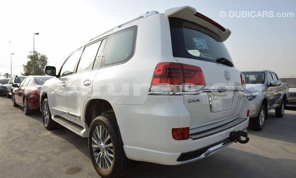 Acheter Import Voiture Toyota Land Cruiser Blanc à Import - Dubai, Estuaire Acheter Import Voiture Toyota Land Cruiser Blanc à Import - Dubai, Estuaire