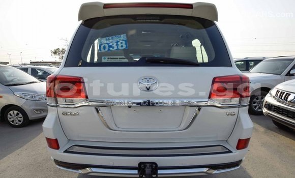 Acheter Import Voiture Toyota Land Cruiser Blanc à Import - Dubai, Estuaire Acheter Import Voiture Toyota Land Cruiser Blanc à Import - Dubai, Estuaire