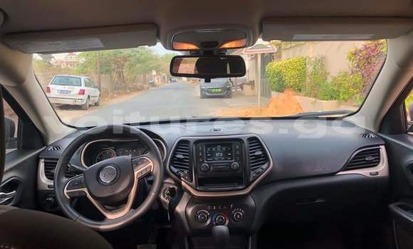 Sayi Na hannu Jeep Cherokee White Mota in Libreville a estuary Sayi Na hannu Jeep Cherokee White Mota in Libreville a estuary