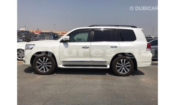 Acheter Import Voiture Toyota Land Cruiser Blanc à Import - Dubai, Estuaire Acheter Import Voiture Toyota Land Cruiser Blanc à Import - Dubai, Estuaire