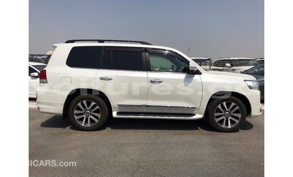 Acheter Import Voiture Toyota Land Cruiser Blanc à Import - Dubai, Estuaire Acheter Import Voiture Toyota Land Cruiser Blanc à Import - Dubai, Estuaire