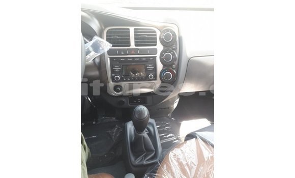 Acheter Import Voiture Kia Carens Blanc à Import - Dubai, Estuaire Acheter Import Voiture Kia Carens Blanc à Import - Dubai, Estuaire