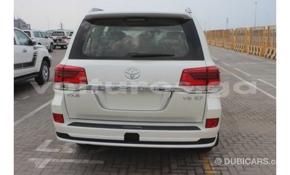 Acheter Import Voiture Toyota Land Cruiser Blanc à Import - Dubai, Estuaire Acheter Import Voiture Toyota Land Cruiser Blanc à Import - Dubai, Estuaire