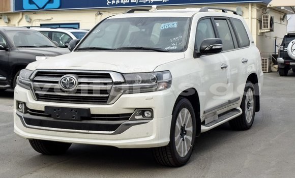 Acheter Import Voiture Toyota Land Cruiser Blanc à Import - Dubai, Estuaire Acheter Import Voiture Toyota Land Cruiser Blanc à Import - Dubai, Estuaire