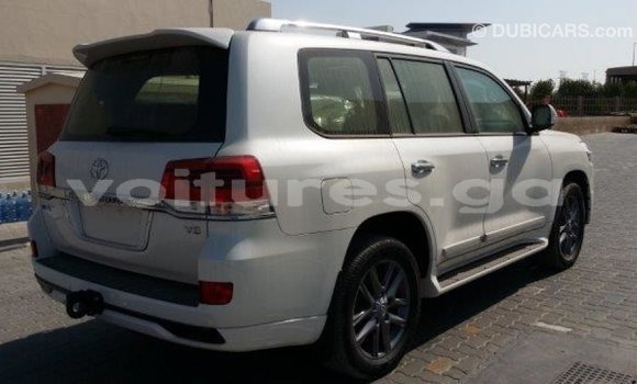 Acheter Import Voiture Toyota Land Cruiser Blanc à Import - Dubai, Estuaire Acheter Import Voiture Toyota Land Cruiser Blanc à Import - Dubai, Estuaire