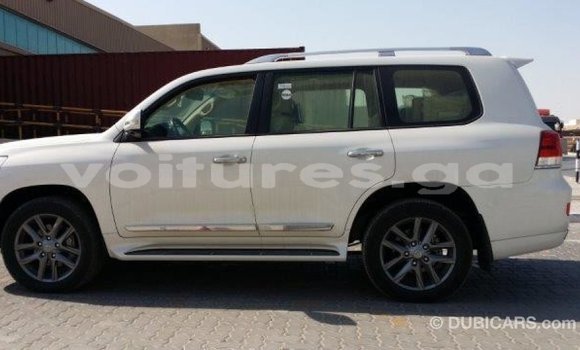 Acheter Import Voiture Toyota Land Cruiser Blanc à Import - Dubai, Estuaire Acheter Import Voiture Toyota Land Cruiser Blanc à Import - Dubai, Estuaire