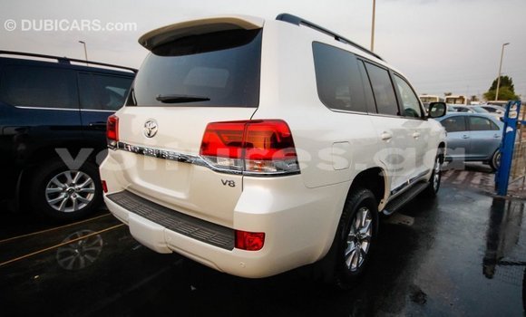 Acheter Import Voiture Toyota Land Cruiser Blanc à Import - Dubai, Estuaire Acheter Import Voiture Toyota Land Cruiser Blanc à Import - Dubai, Estuaire