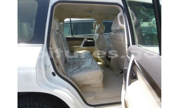 Acheter Import Voiture Toyota Land Cruiser Blanc à Import - Dubai, Estuaire Acheter Import Voiture Toyota Land Cruiser Blanc à Import - Dubai, Estuaire