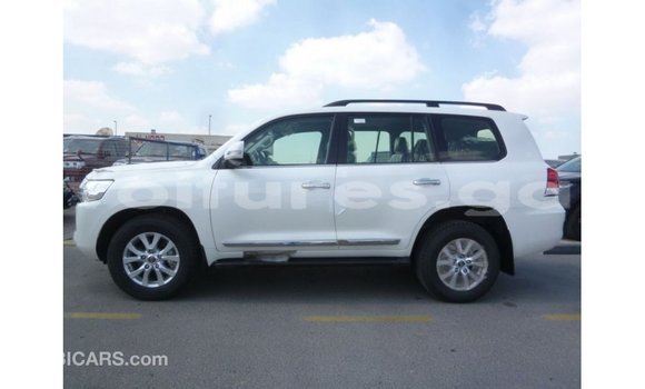 Acheter Import Voiture Toyota Land Cruiser Blanc à Import - Dubai, Estuaire Acheter Import Voiture Toyota Land Cruiser Blanc à Import - Dubai, Estuaire
