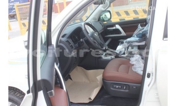 Acheter Import Voiture Toyota Land Cruiser Blanc à Import - Dubai, Estuaire Acheter Import Voiture Toyota Land Cruiser Blanc à Import - Dubai, Estuaire