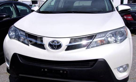 Sayi Na hannu Toyota RAV4 White Mota in Libreville a estuary Sayi Na hannu Toyota RAV4 White Mota in Libreville a estuary