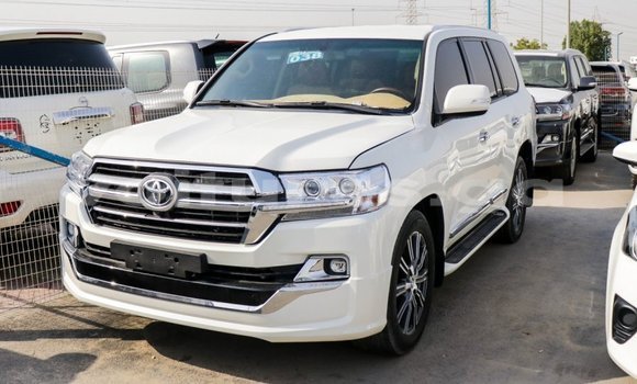 Acheter Import Voiture Toyota Land Cruiser Blanc à Import - Dubai, Estuaire Acheter Import Voiture Toyota Land Cruiser Blanc à Import - Dubai, Estuaire