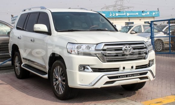 Acheter Import Voiture Toyota Land Cruiser Blanc à Import - Dubai, Estuaire Acheter Import Voiture Toyota Land Cruiser Blanc à Import - Dubai, Estuaire