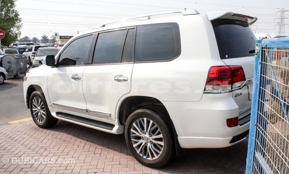 Acheter Import Voiture Toyota Land Cruiser Blanc à Import - Dubai, Estuaire Acheter Import Voiture Toyota Land Cruiser Blanc à Import - Dubai, Estuaire