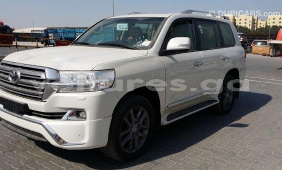Acheter Import Voiture Toyota Land Cruiser Blanc à Import - Dubai, Estuaire Acheter Import Voiture Toyota Land Cruiser Blanc à Import - Dubai, Estuaire