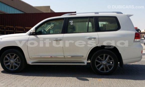 Acheter Import Voiture Toyota Land Cruiser Blanc à Import - Dubai, Estuaire Acheter Import Voiture Toyota Land Cruiser Blanc à Import - Dubai, Estuaire