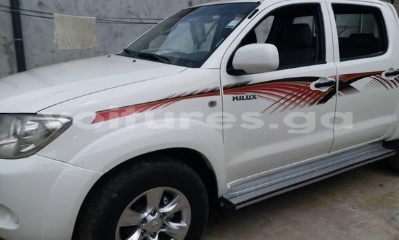 Sayi Na hannu Toyota Hilux White Mota in Libreville a estuary Sayi Na hannu Toyota Hilux White Mota in Libreville a estuary