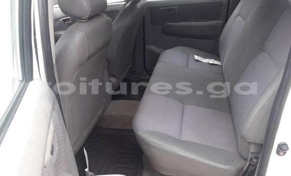 Sayi Na hannu Toyota Hilux White Mota in Libreville a estuary Sayi Na hannu Toyota Hilux White Mota in Libreville a estuary