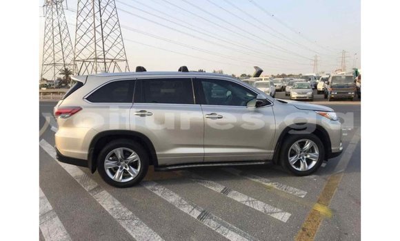 Acheter Import Voiture Toyota Highlander Beige à Import - Dubai, Estuaire Acheter Import Voiture Toyota Highlander Beige à Import - Dubai, Estuaire