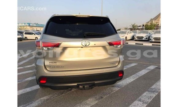 Acheter Import Voiture Toyota Highlander Beige à Import - Dubai, Estuaire Acheter Import Voiture Toyota Highlander Beige à Import - Dubai, Estuaire