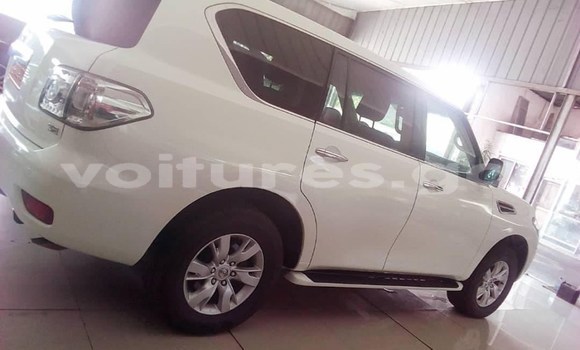 Sayi Na hannu Nissan Patrol White Mota in Libreville a estuary Sayi Na hannu Nissan Patrol White Mota in Libreville a estuary