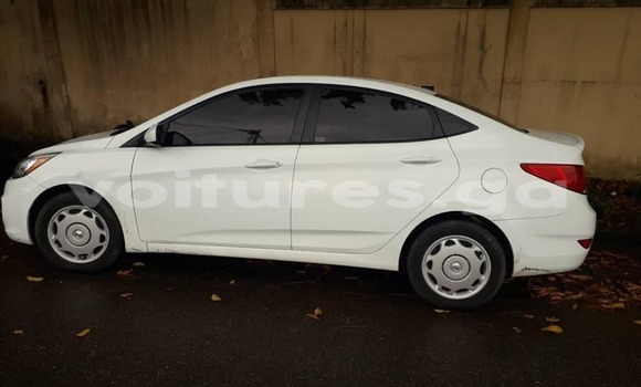 Sayi Na hannu Hyundai Accent White Mota in Libreville a estuary Sayi Na hannu Hyundai Accent White Mota in Libreville a estuary